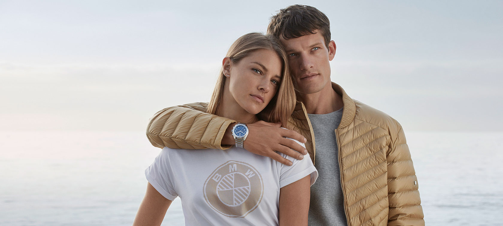 Mehr Produkte. Ein Paar zeigt Teile der BMW Collection.