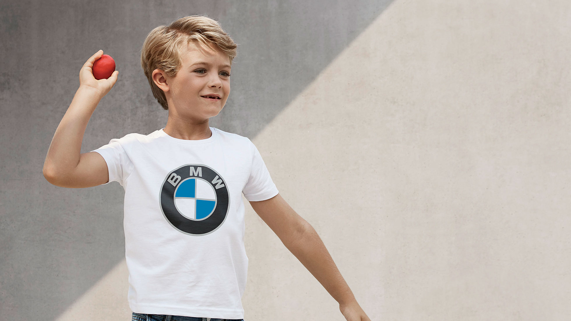 BMW Kids Collection. Ein Junge trägt Teile der BMW Kids Collection.
