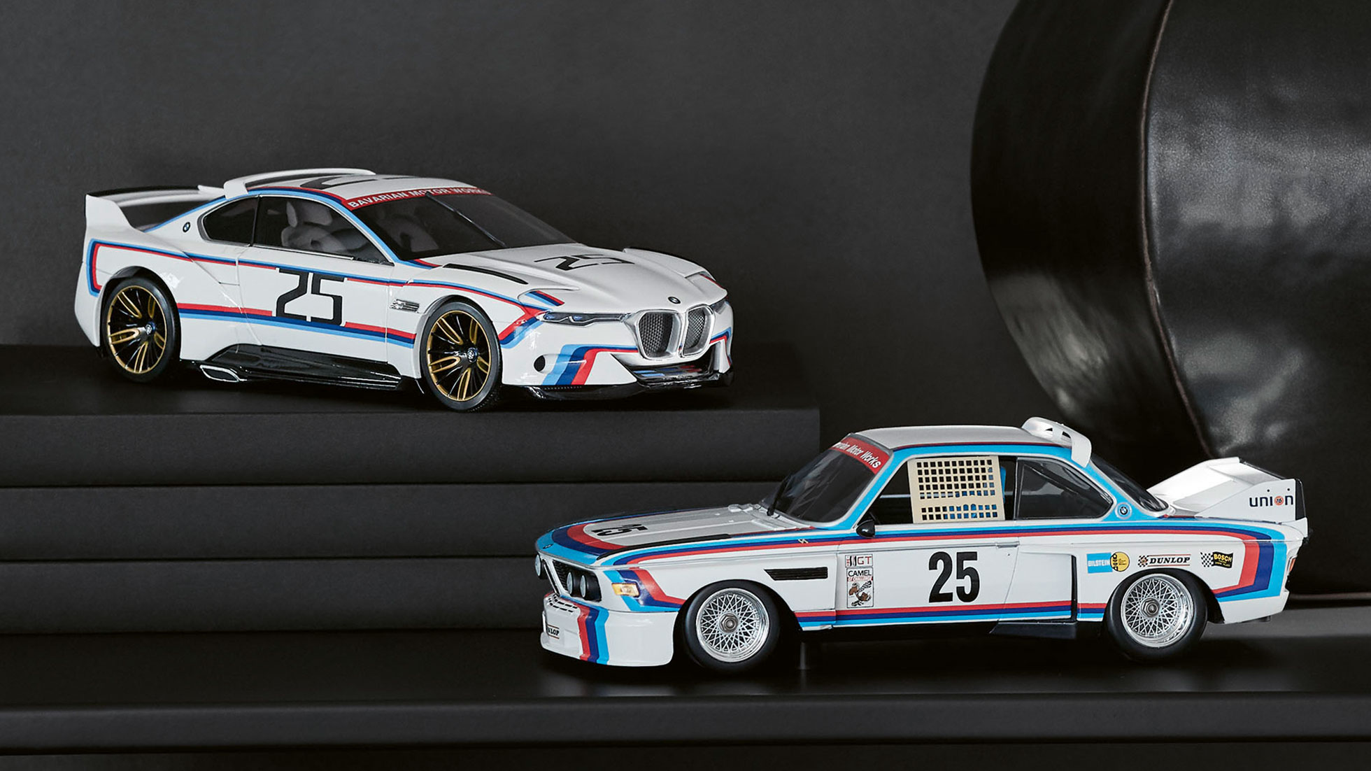 BMW Miniaturen. Das Bild zeigt zwei BMW Miniaturen.