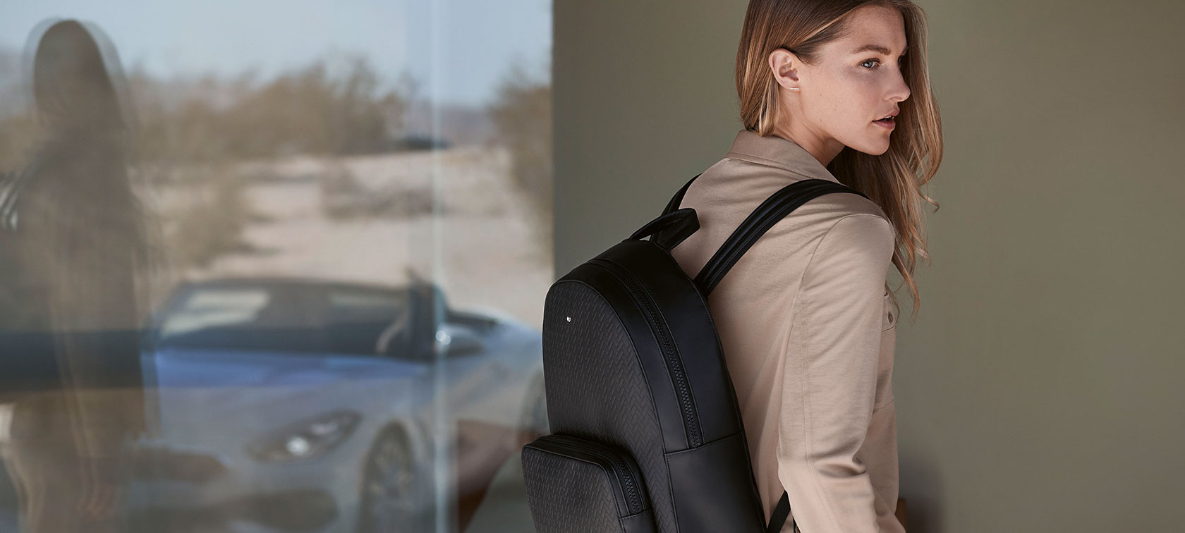 Weibliches Model trägt Teile der BMW Collection. Weibliches Model trägt Teile der BMW Collection.