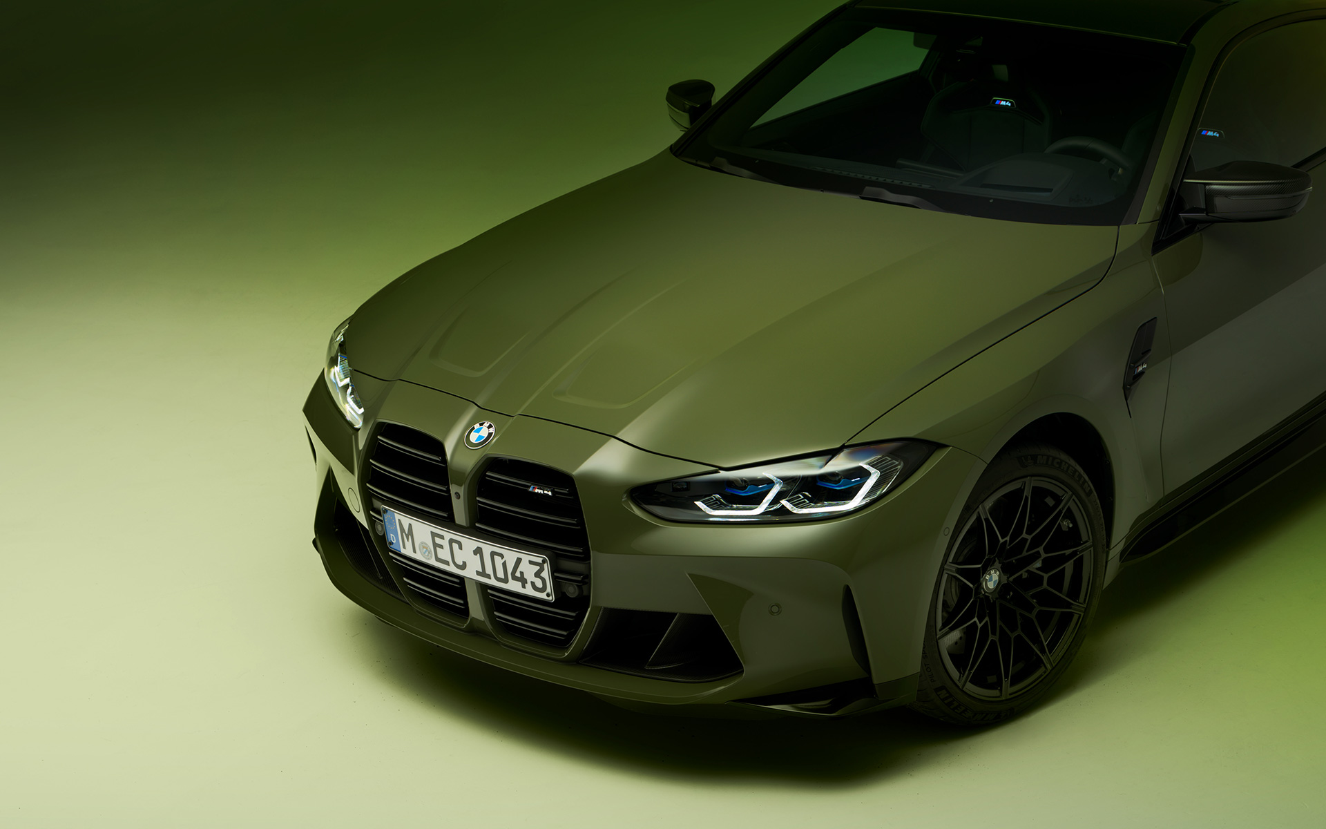 BMW M4 Competition Coupé G82 2021 BMW Individual Urban Green Dreiviertel-Frontansicht BMW M4 Competition Coupé G82 2021 BMW Individual Urban Green Dreiviertel-Frontansicht mit Aufsicht im Anschnitt