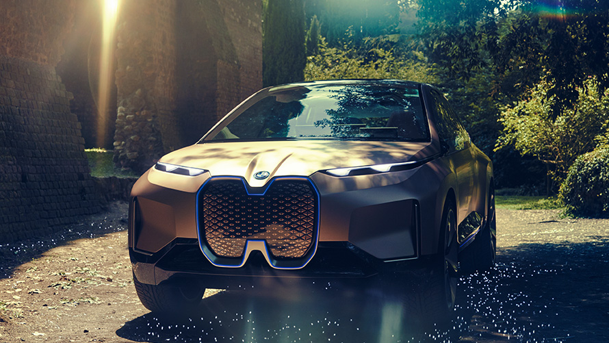 BMW Vision iNEXT vor Wald BMW Vision iNEXT vor Wald Dreiviertel-Frontansicht