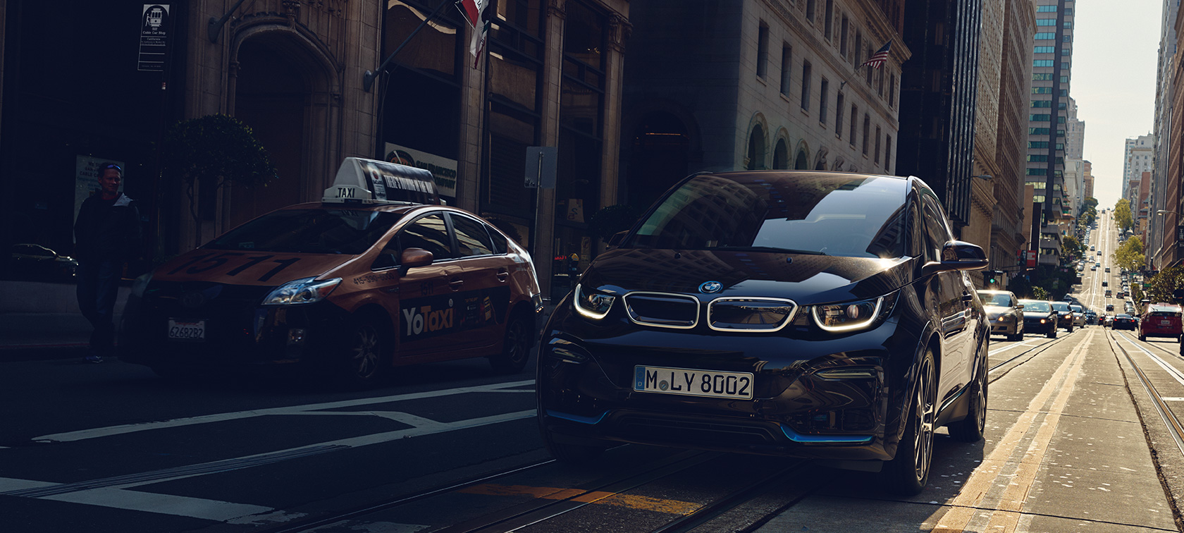 BMW i3 auf der Straße BMW Elektroautos BMW i3 auf der Straße Dreiviertel-Frontansicht