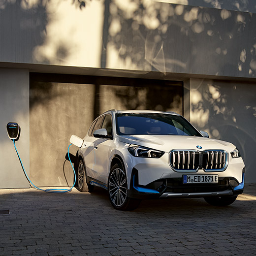 BMW iX1 U11 BEV Ladesituation vor Garage BMW iX1 U11 BEV Ladesituation vor Garage