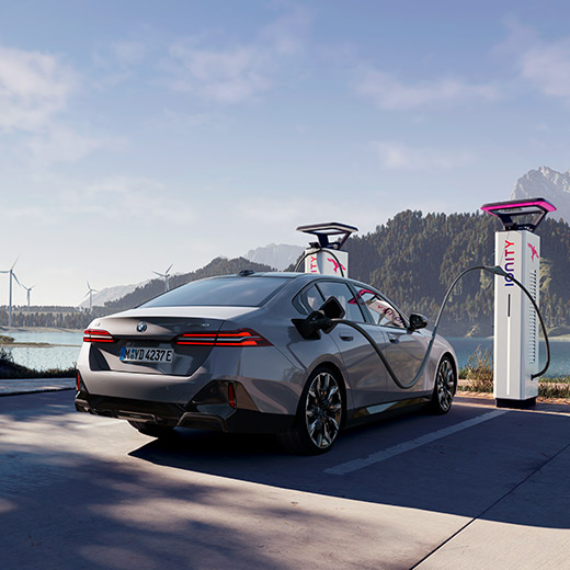 BMW i5 eDrive40 G60 an Ladesäule BMW i5 eDrive40 G60 an Ladesäule vor einem See