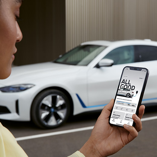 Connected Charging in der My BMW App Connected Charging in der My BMW App BMW i4 G26 mit Person im Vordergrund