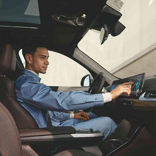 Connected Charging im Fahrzeug Connected Charging im Fahrzeug Mann bedient BMW Curved Display