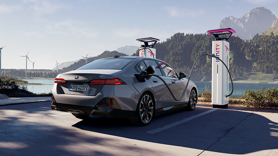 BMW i5 G60 Ladesituation an einem See BMW i5 G60 BEV Ladesituation an einem See
