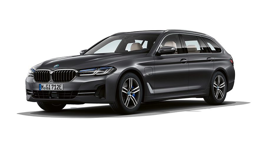 BMW 5er Touring Plug-In Hybrid Dreiviertel-Frontansicht BMW 5er Touring Plug-In Hybrid Studioaufnahme Dreiviertel-Frontansicht