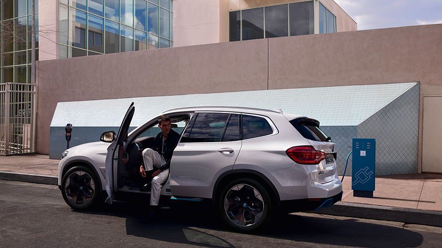 Ladestation Elektrofahrzeug laden unterwegs BMW Elektromobilität Ladestation Elektrofahrzeug laden unterwegs