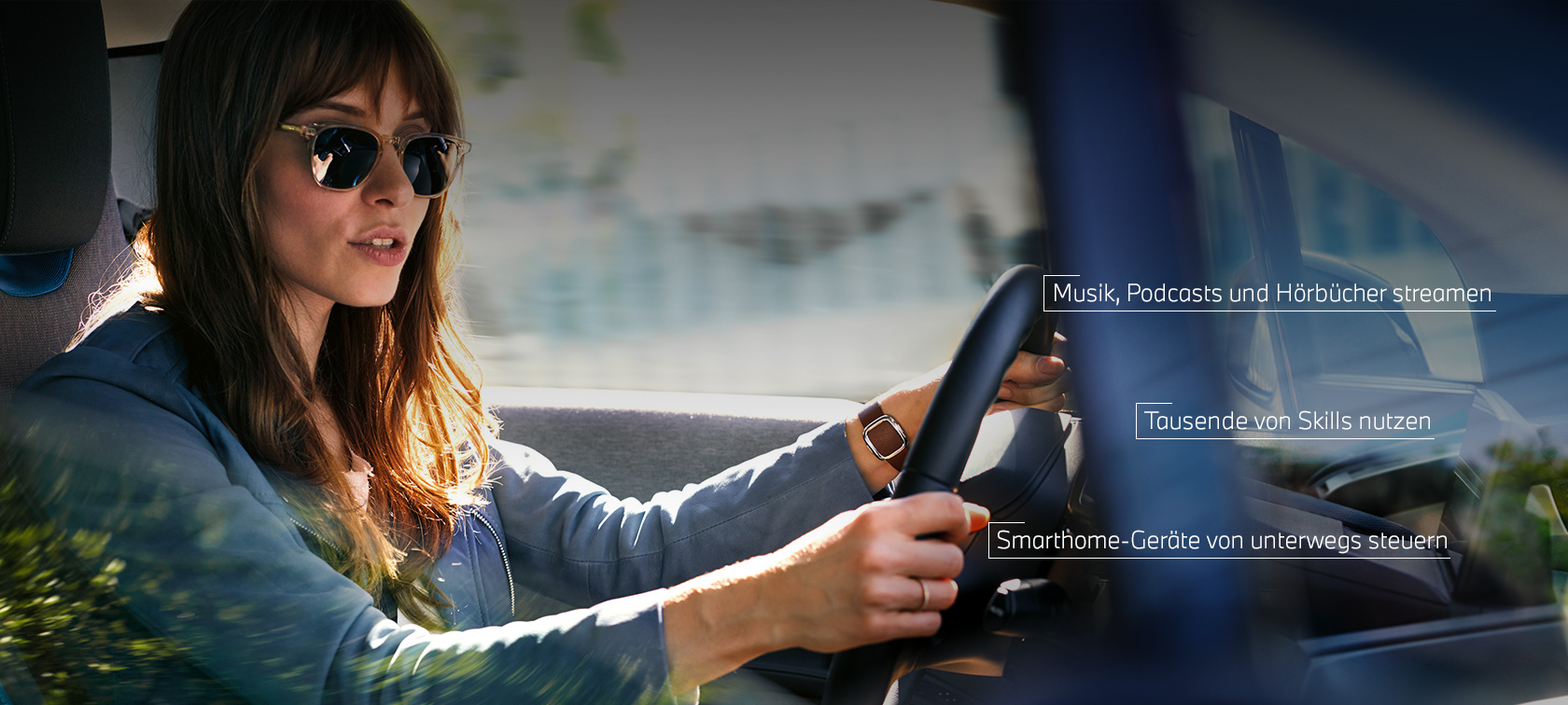 Frau gibt Amazon Alexa Anweisungen am Steuer ihres BMW Frau gibt Amazon Alexa Anweisungen am Steuer ihres BMW