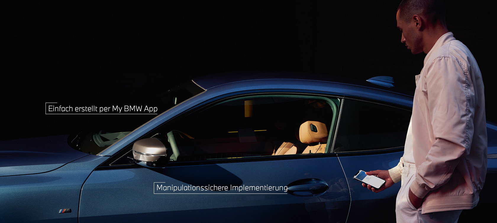 BMW Digital Key My BMW App Mann öffnet BMW mit seinem Smartphone BMW Digital Key My BMW App Mann öffnet BMW mit seinem Smartphone