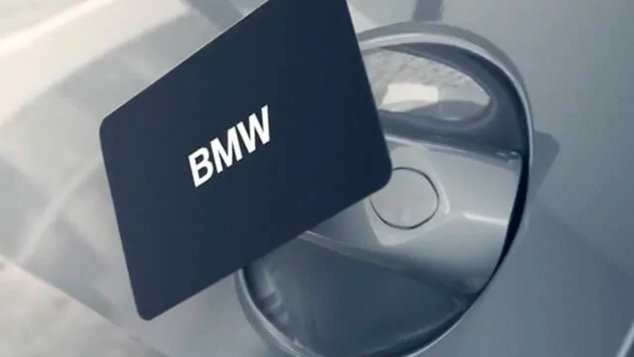 BMW KeyCard Mann öffnet seinen BMW mit BMW KeyCard als digitaler Schlüssel