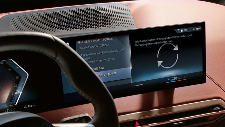 Person nutzt BMW Maps während der Fahrt mit minutengenauen Daten zur Verkehrslage Person nutzt BMW Maps während der Fahrt mit minutengenauen Daten zur Verkehrslage