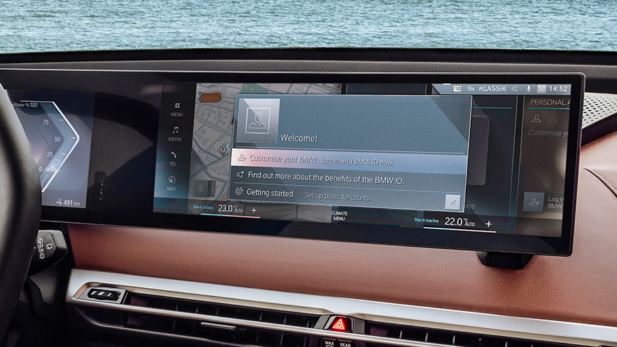 BMW Curved Display mit Willkommensbotschaft und Einstellung zur persönlichen BMW ID BMW Curved Display mit Willkommensbotschaft und Einstellungsmenü zur persönlichen BMW ID