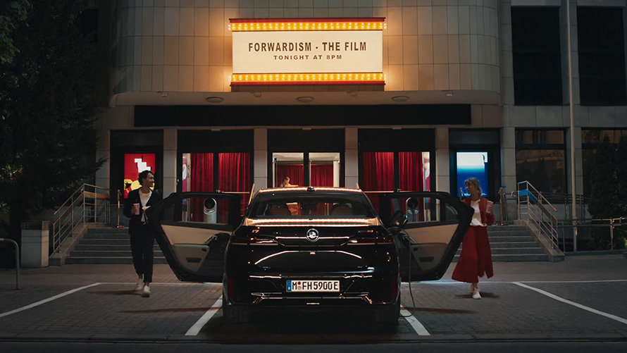 BMW iDrive Challenge Kinoerlebnis BMW iDrive Challenge Kinoerlebnis G70 Heckansicht vor Kino