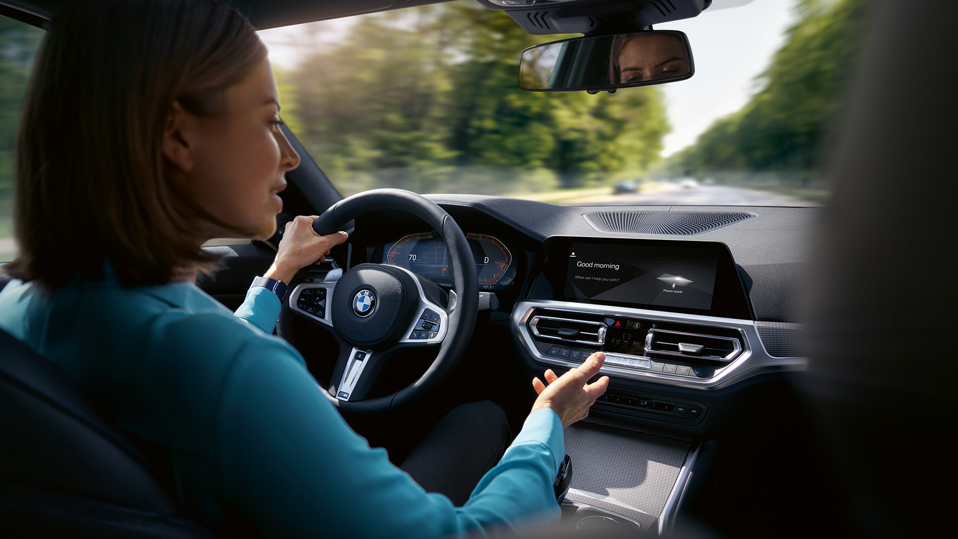 Frau nutzt Intelligent Personal Assistant in ihrem BMW Frau nutzt Intelligent Personal Assistant von BMW ConnectedDrive in ihrem BMW