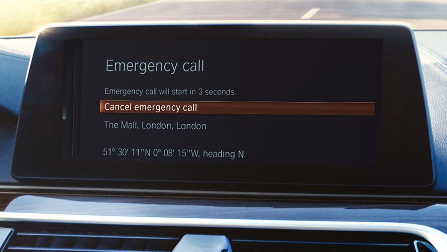 Intelligenter Notruf. Intelligenter Notruf wird auf dem BMW Display angezeigt