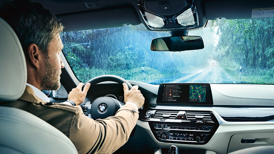 Real Time Traffic Information Mann nutzt Real Time Traffic Information auf dem Display im BMW