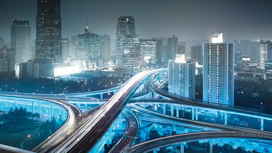 Map Update Map Update: Stadtautobahn und Großstadt bei Nacht