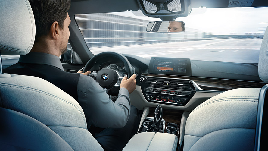 Microsoft Office 365 Mann nutzt Microsoft Office 365 auf dem Display im BMW