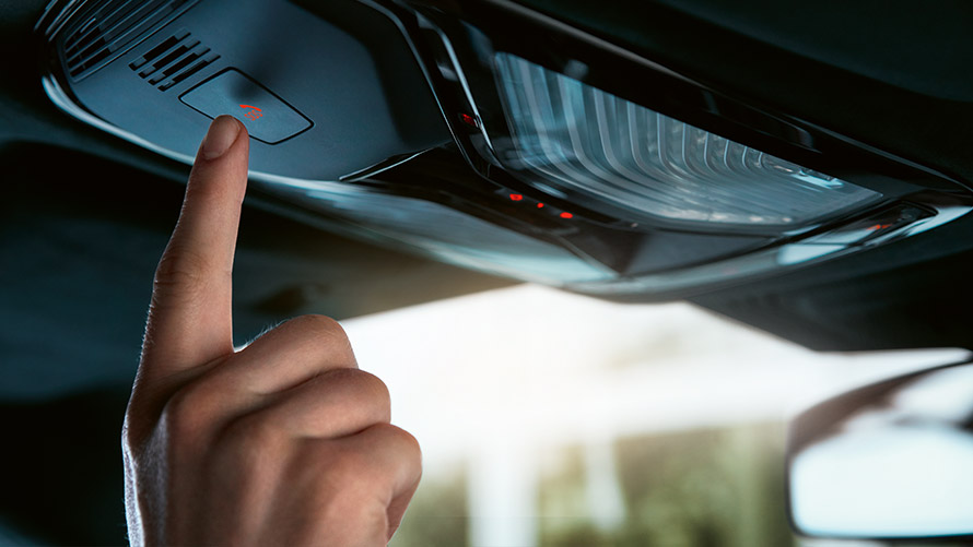 Intelligenter Notruf. Intelligenter Notruf Knopf an der Decke des BMW