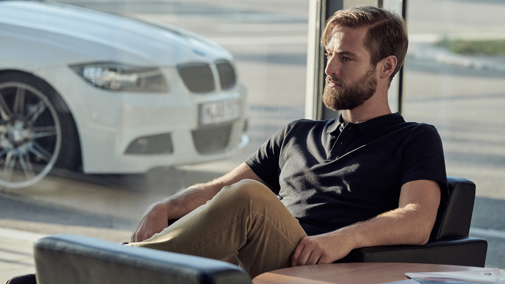 BMW Service BMW Service Inclusive BMW Service BMW Service Inclusive Mann sitzt entspannt bei BMW Händler