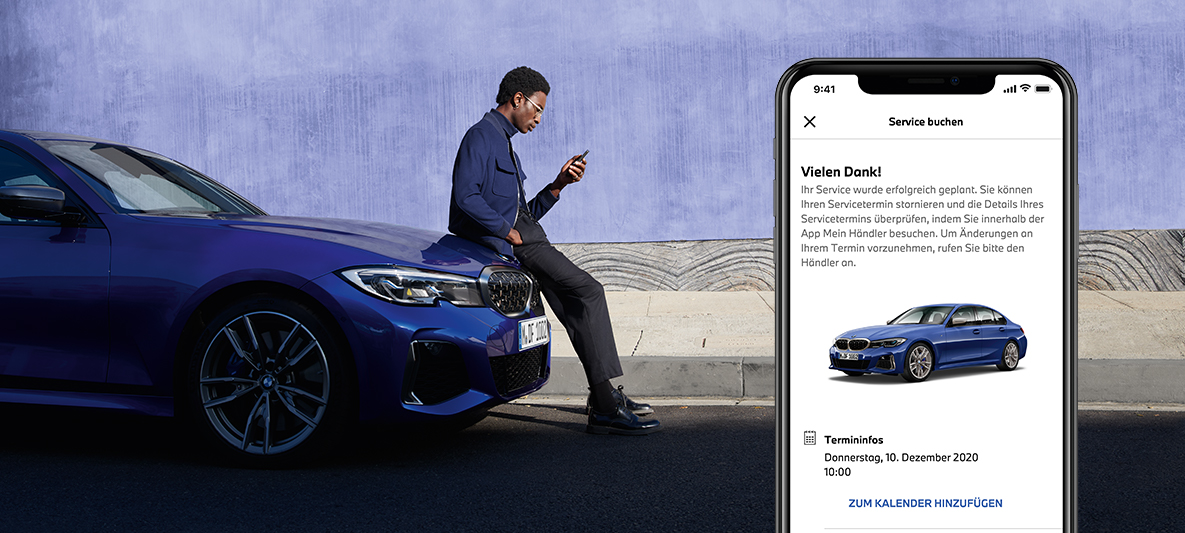 My BMW App Servicebedarf managen Mann sitzt auf Motorhaube eines BMW My BMW App Servicebedarf managen Mann sitzt auf Motorhaube eines BMW