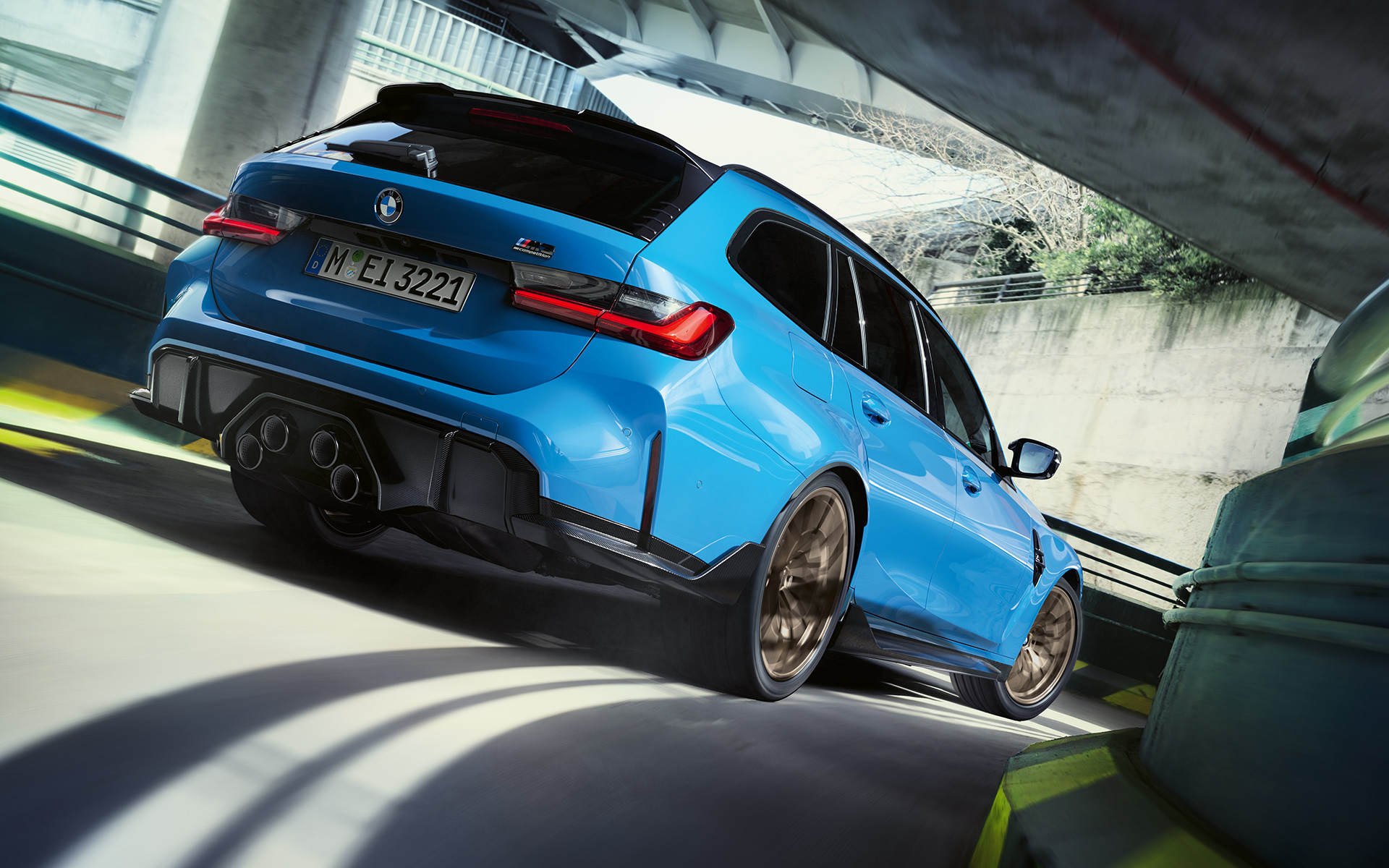 BMW M3 Touring G81 BMW M Performance Parts Dreiviertel-Heckansicht BMW M3 Touring G81 BMW M Performance Parts Dreiviertel-Heckansicht fahrend