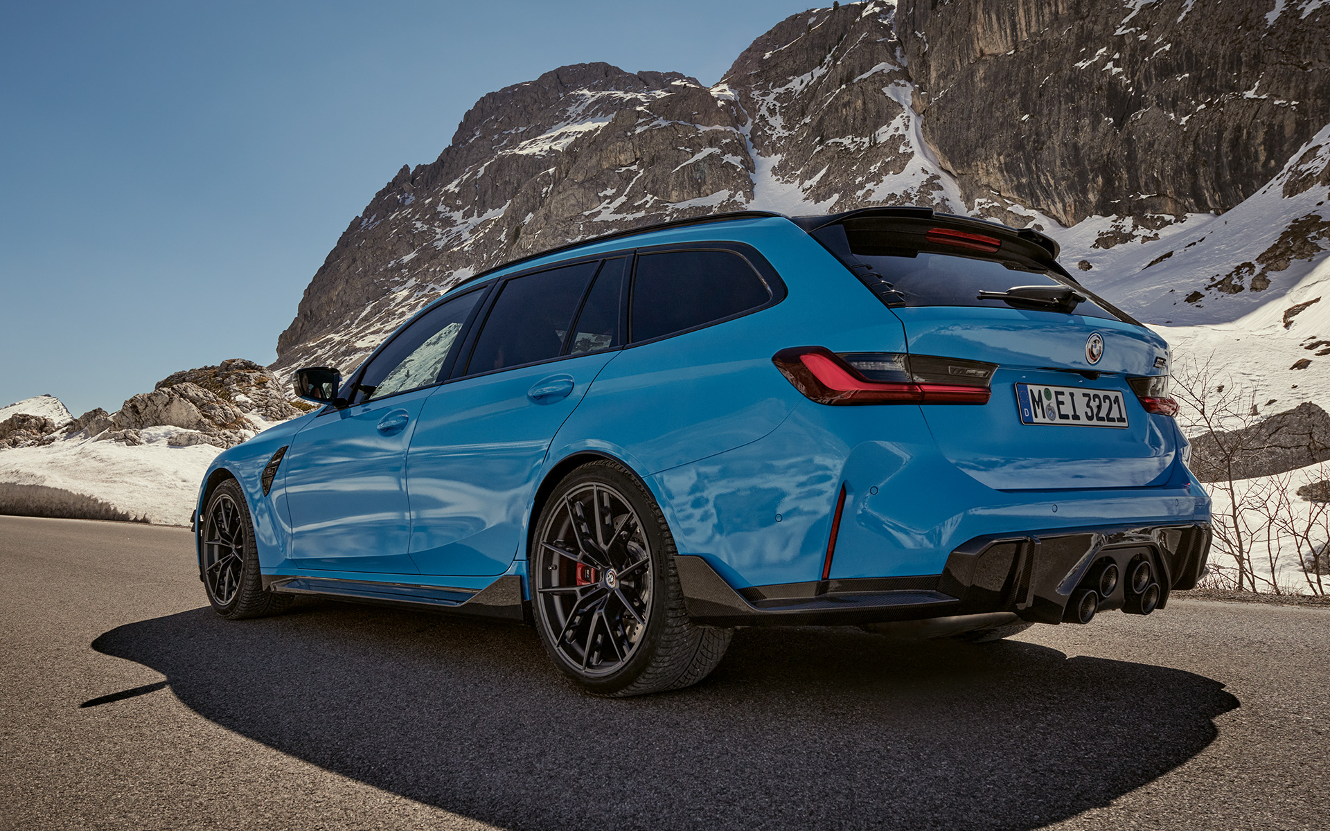 BMW M3 Touring G81 BMW M Performance Parts Dreiviertel-Seitenansicht fahrend BMW M3 Touring G81 BMW M Performance Parts Dreiviertel-Seitenansicht fahrend vor Berglandschaft