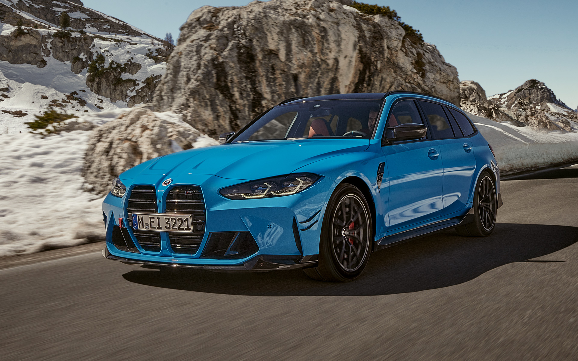 BMW M3 Touring G81 BMW M Performance Parts Dreiviertel-Frontansicht fahrend BMW M3 Touring G81 BMW M Performance Parts Dreiviertel-Frontansicht fahrend vor Berglandschaft