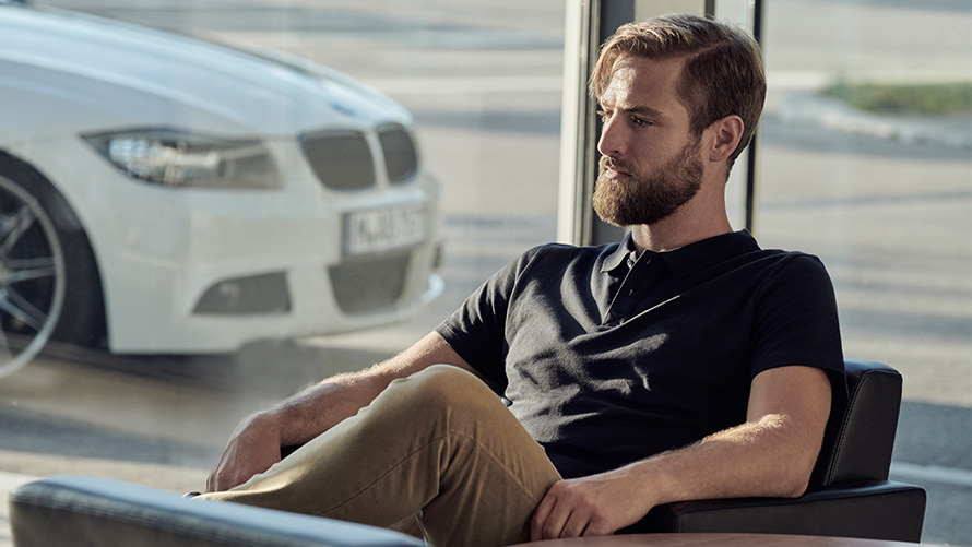 BMW Paket Care BMW Paket Care Kunde wartet in BMW Service Zentrum