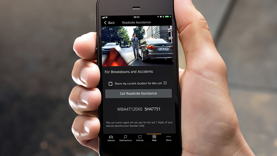 BMW Road Side Assistance via Connected App. Ein Smartphone, das die BMW Road Side Assistance via Connected App zeigt.