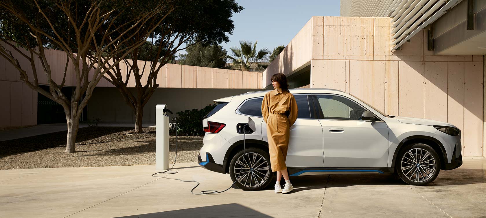 BMW iX1 U11 BEV 2022 Mineralweiß metallic Dreiviertel Frontansicht Serpentine Bergstraße fahrend
