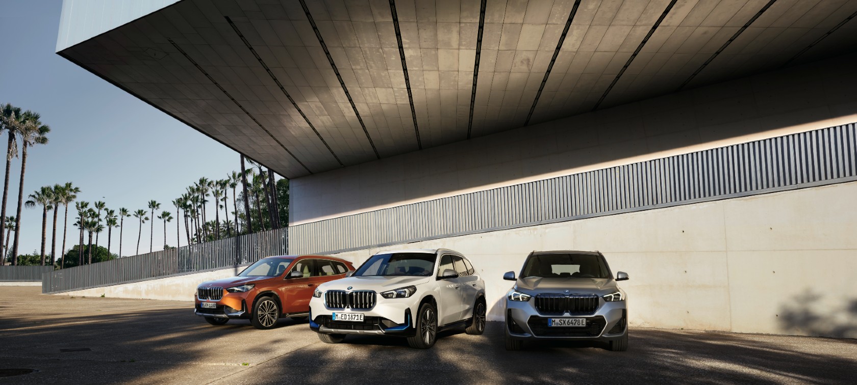 Drei BMW in Frontansicht/Dreiviertel- Frontansicht parkend