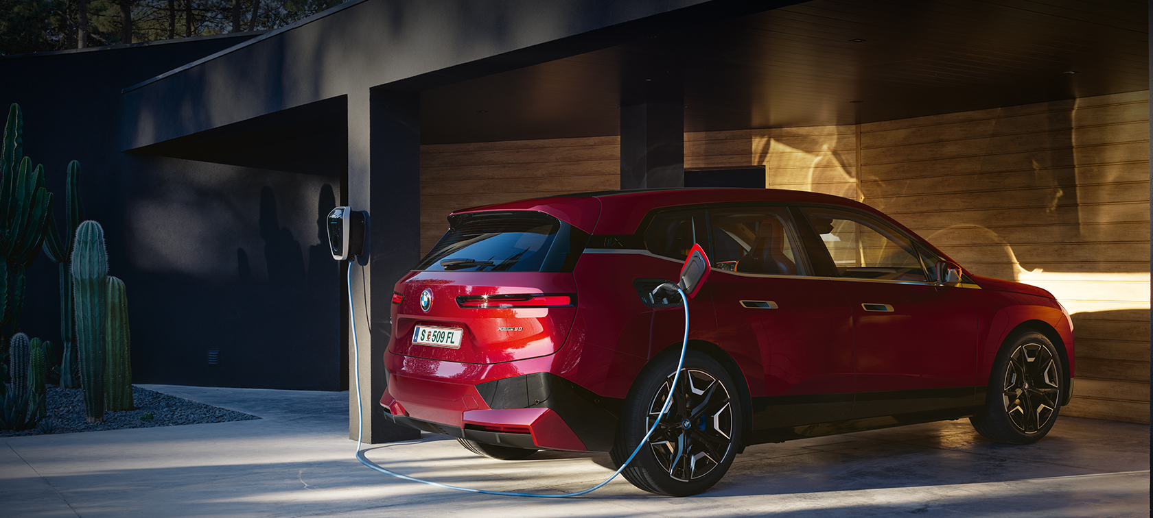 BMW iX i20 2021 elektrischer SUV BMW iX xDrive40 Aventurinrot vor Küste