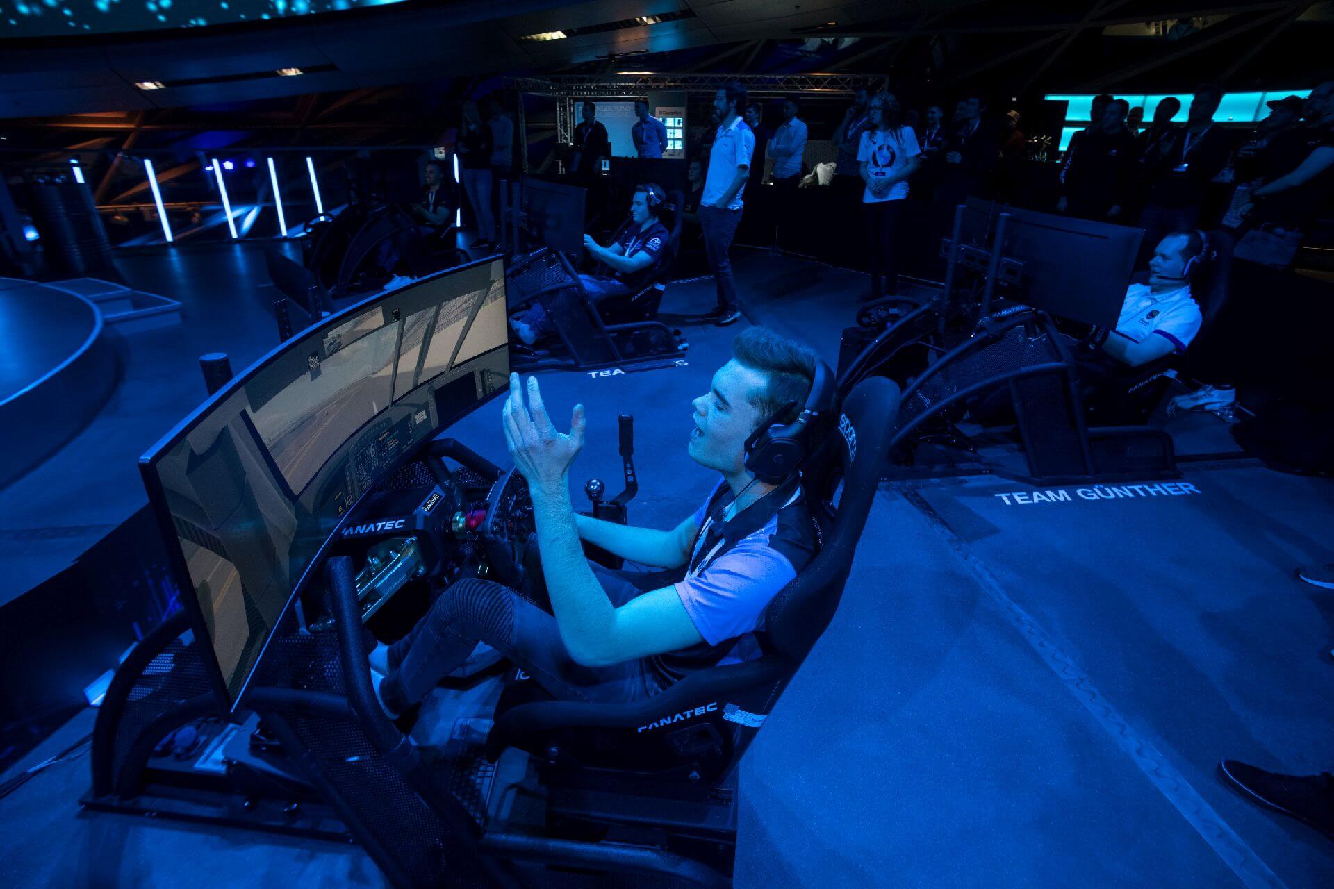 BMW SIM RACING. BMW SIM RACING.