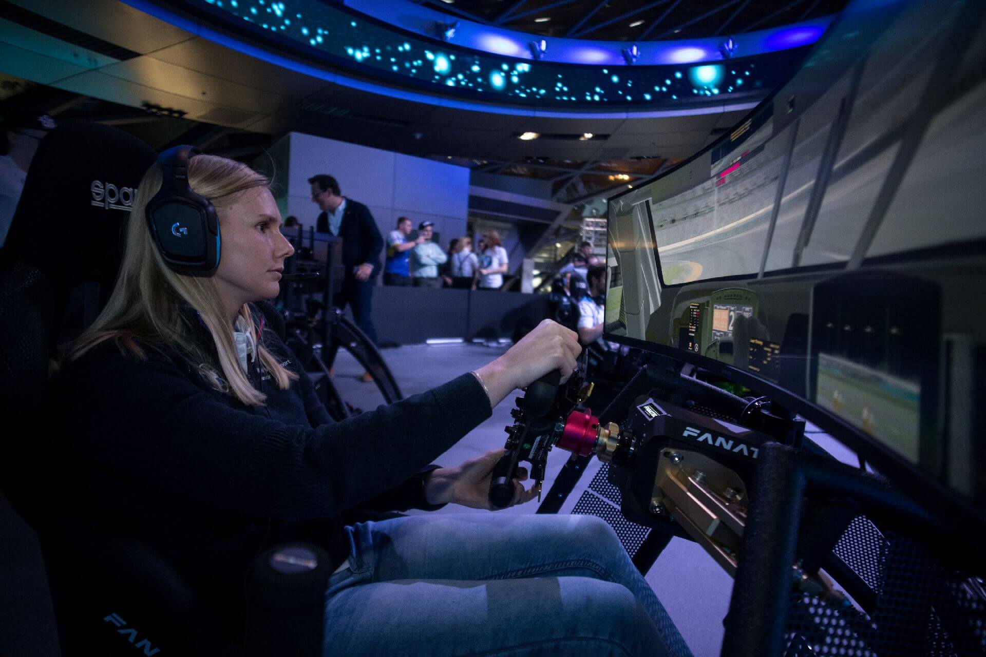 BMW SIM RACING. BMW SIM RACING.