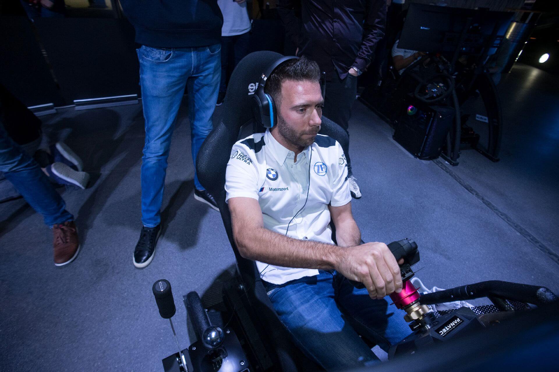 BMW SIM RACING. BMW SIM RACING.