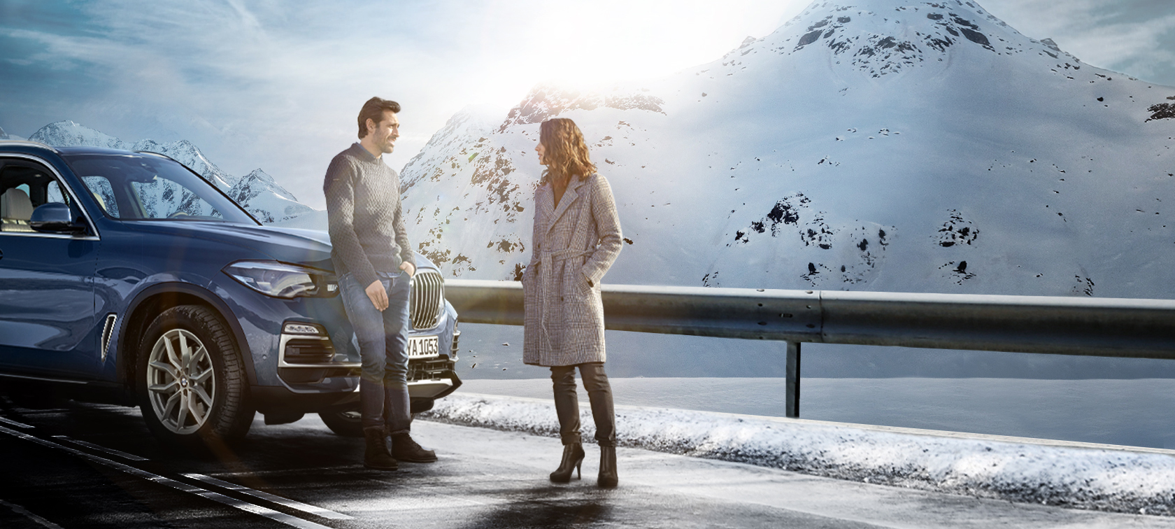 Original BMW Zubehör und BMW Services für Herbst und Winter Mann mit Winterparka steht in der Tür seines BMW