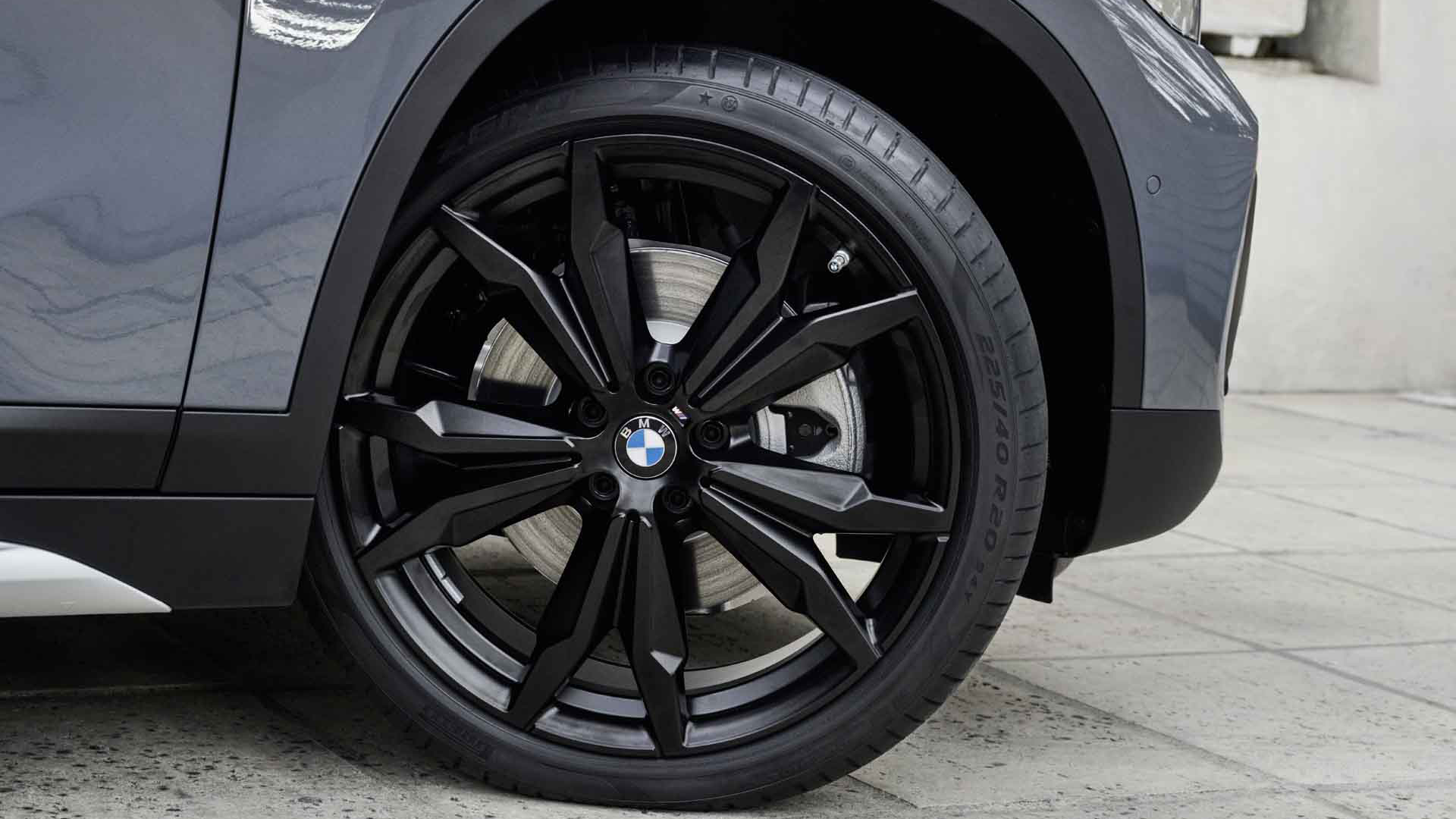 BMW Angebote Räderservice BMW Angebote Sommer Räderservice BMW Servicemitarbeiter repariert BMW
