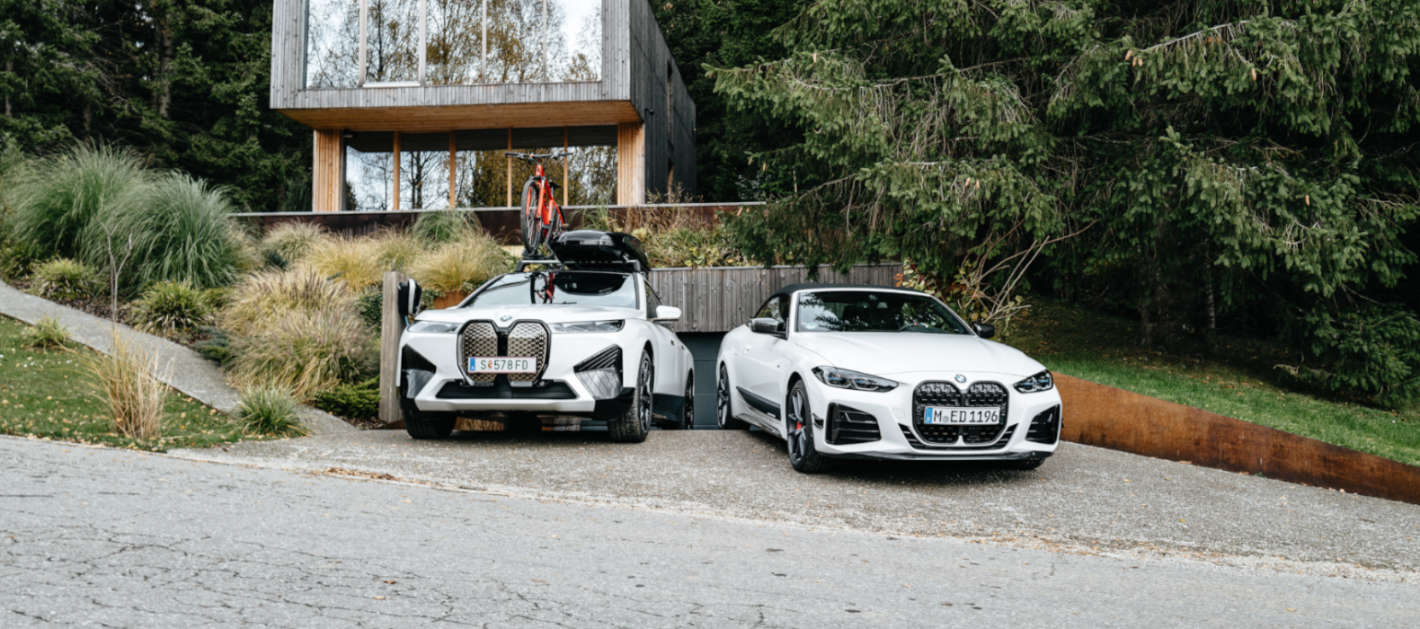 Mann sitzt in einem BMW mit geöffneter Tür BMW Frühlings- und Sommerzubehör Mann sitzt in einem BMW mit geöffneter Tür