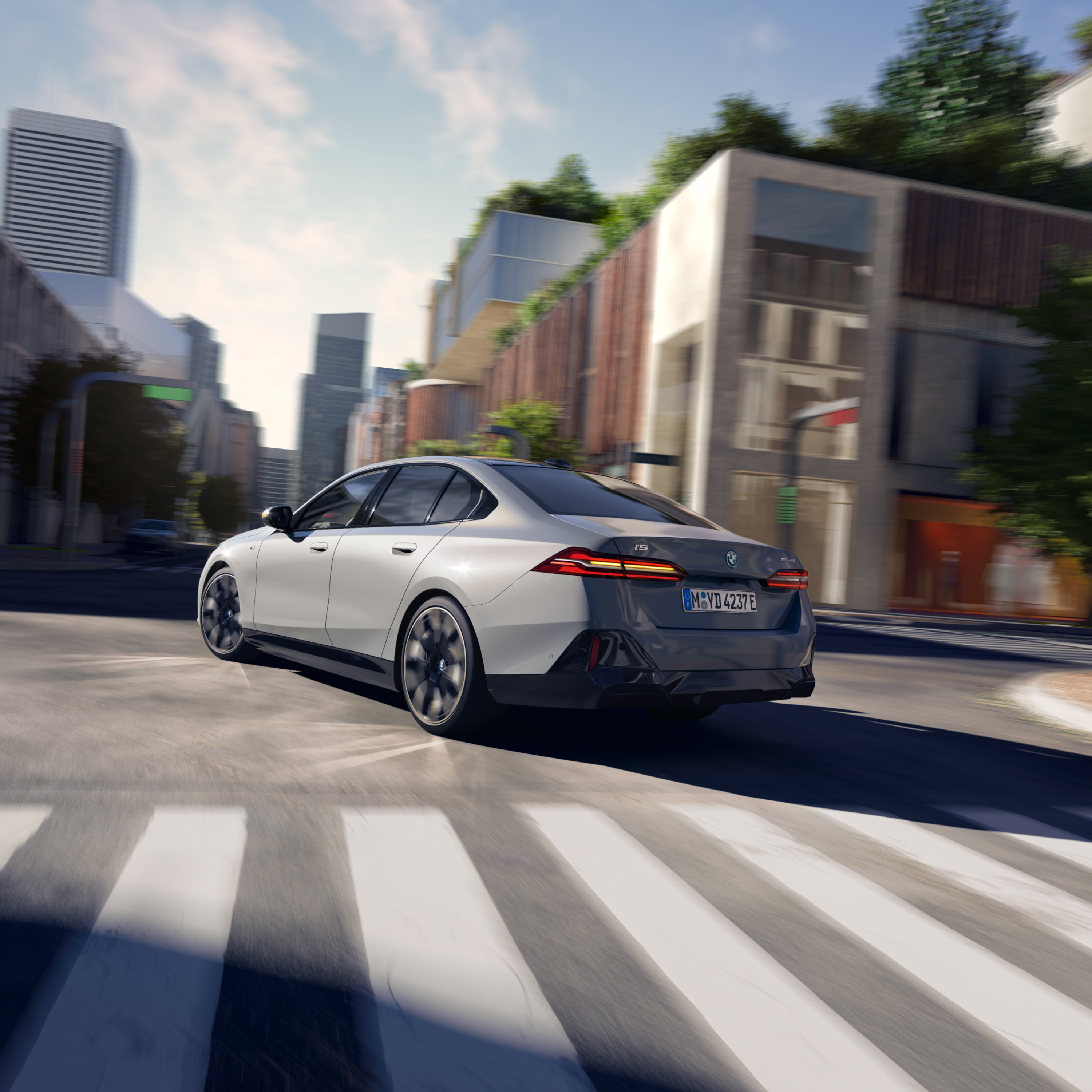 Die Rückansicht eines grauen BMW i5 in der Stadt