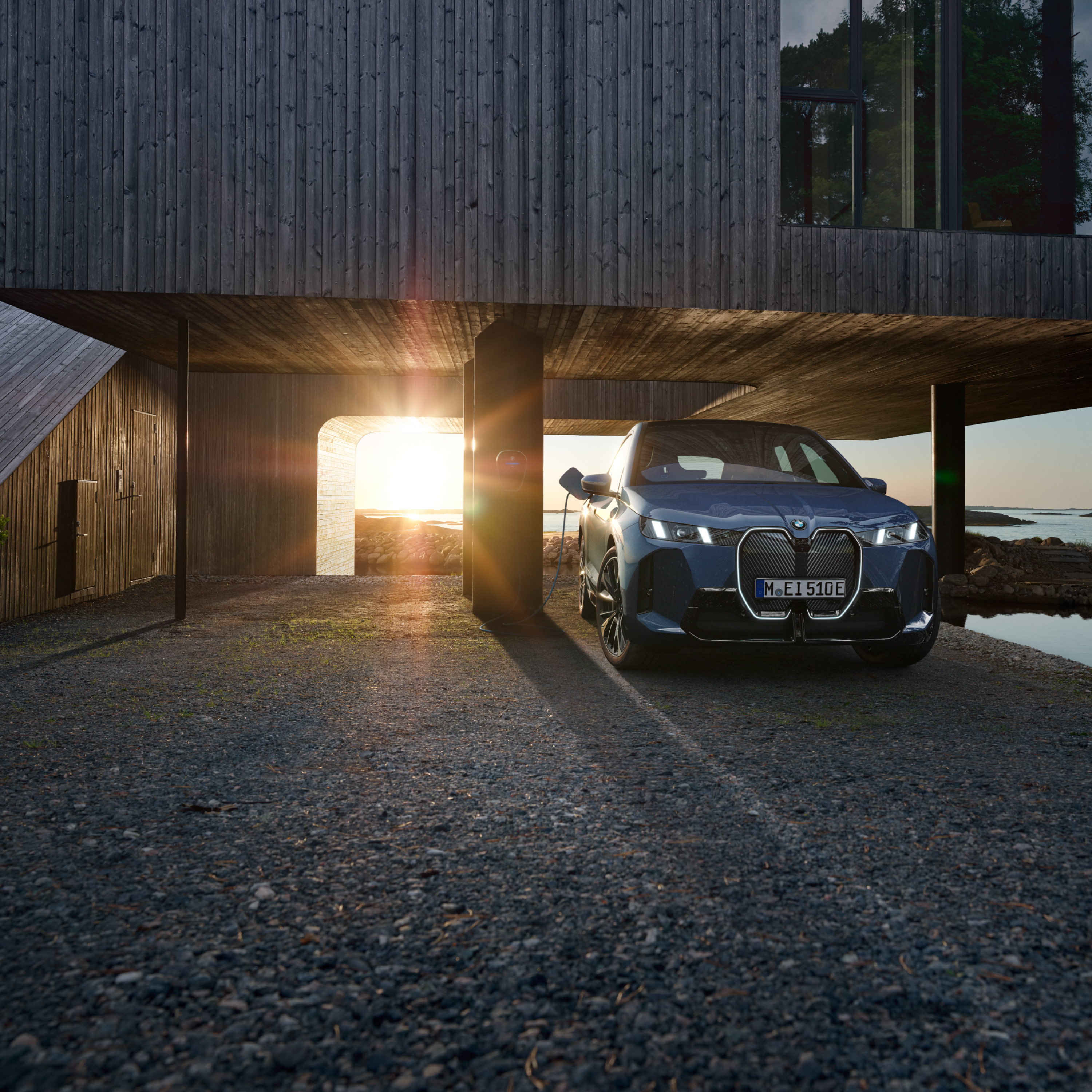 Eine Person blickt auf Ihr Smartphone mit Fernzugriff