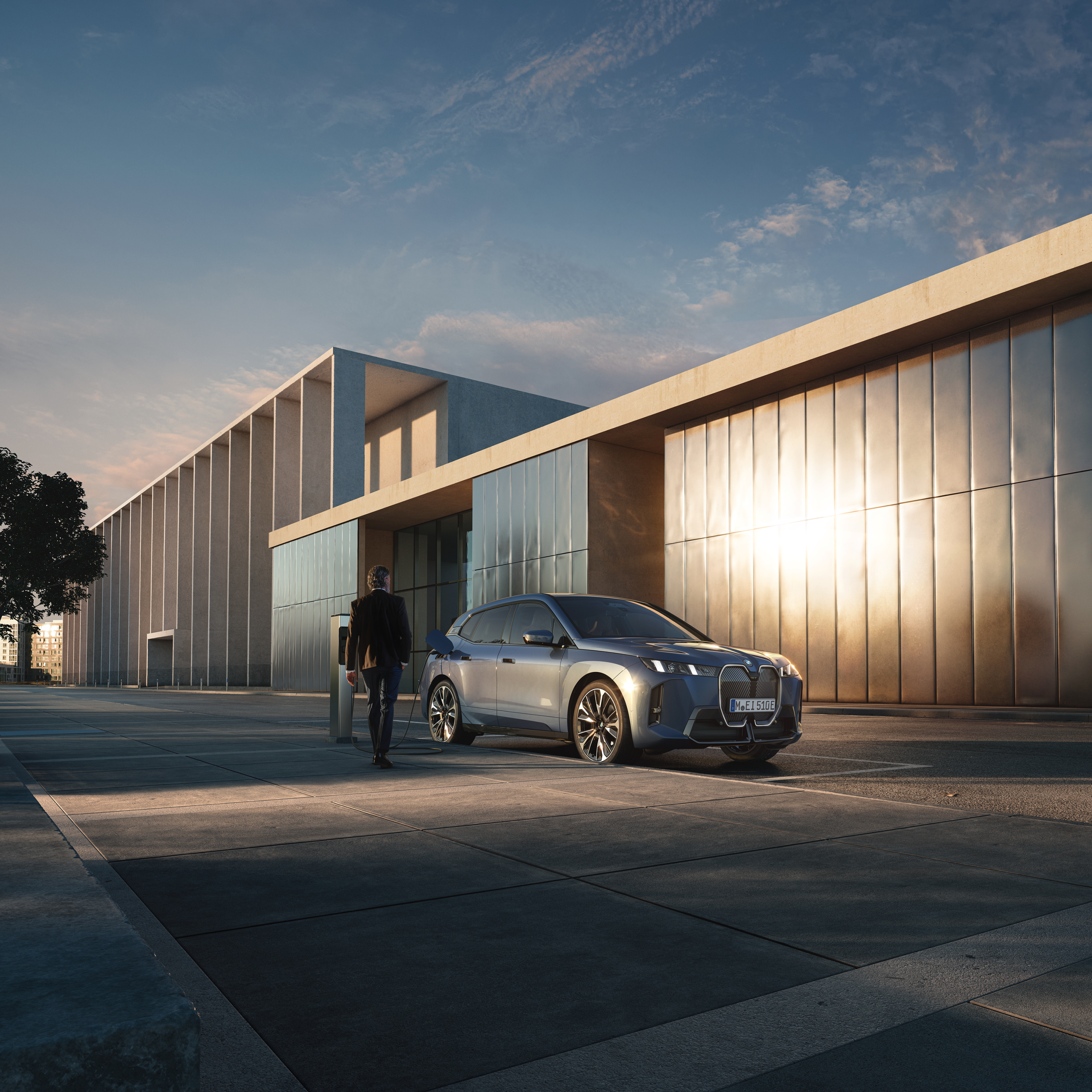 Person geht auf ladenden BMW zu