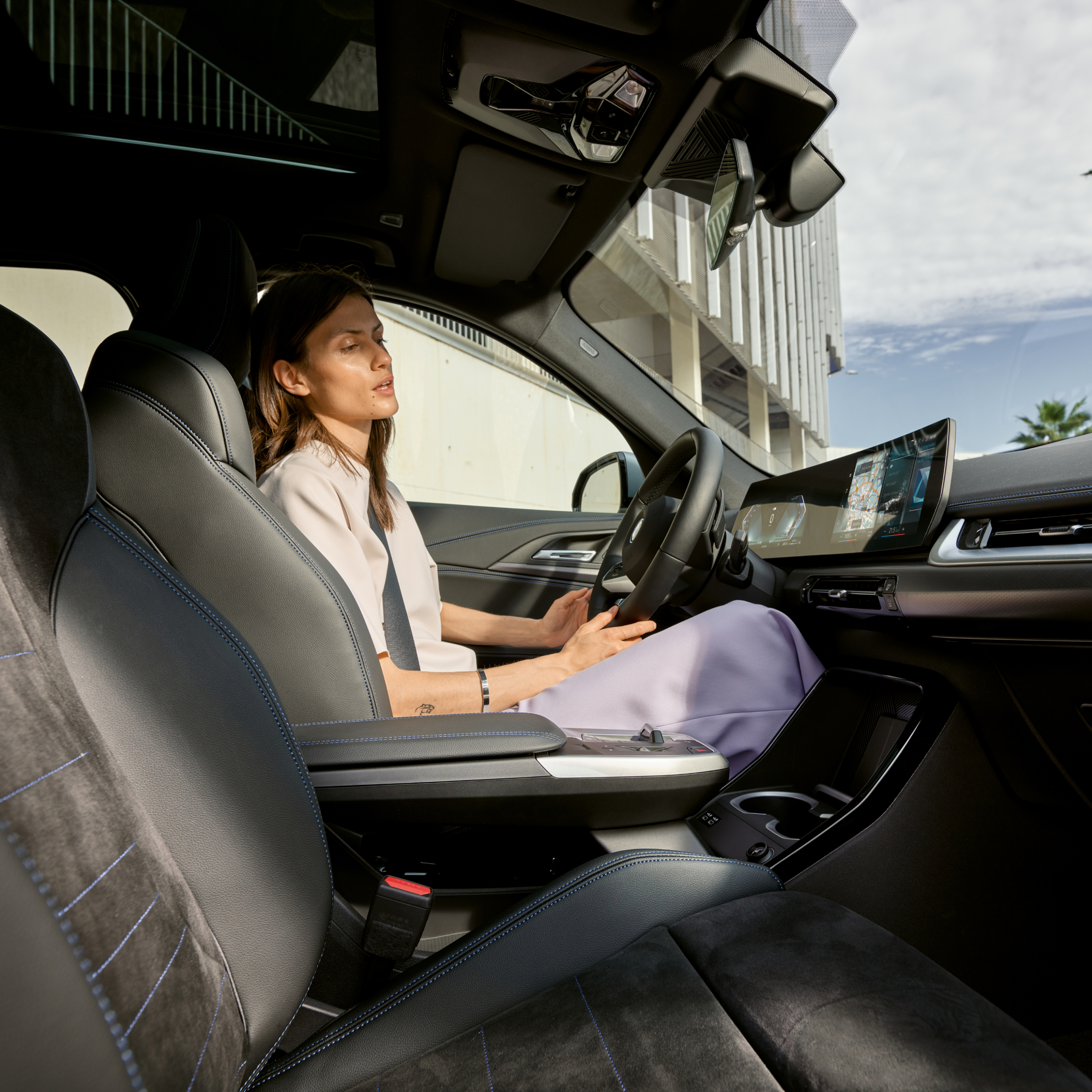 Person schaut auf Control Display im BMW