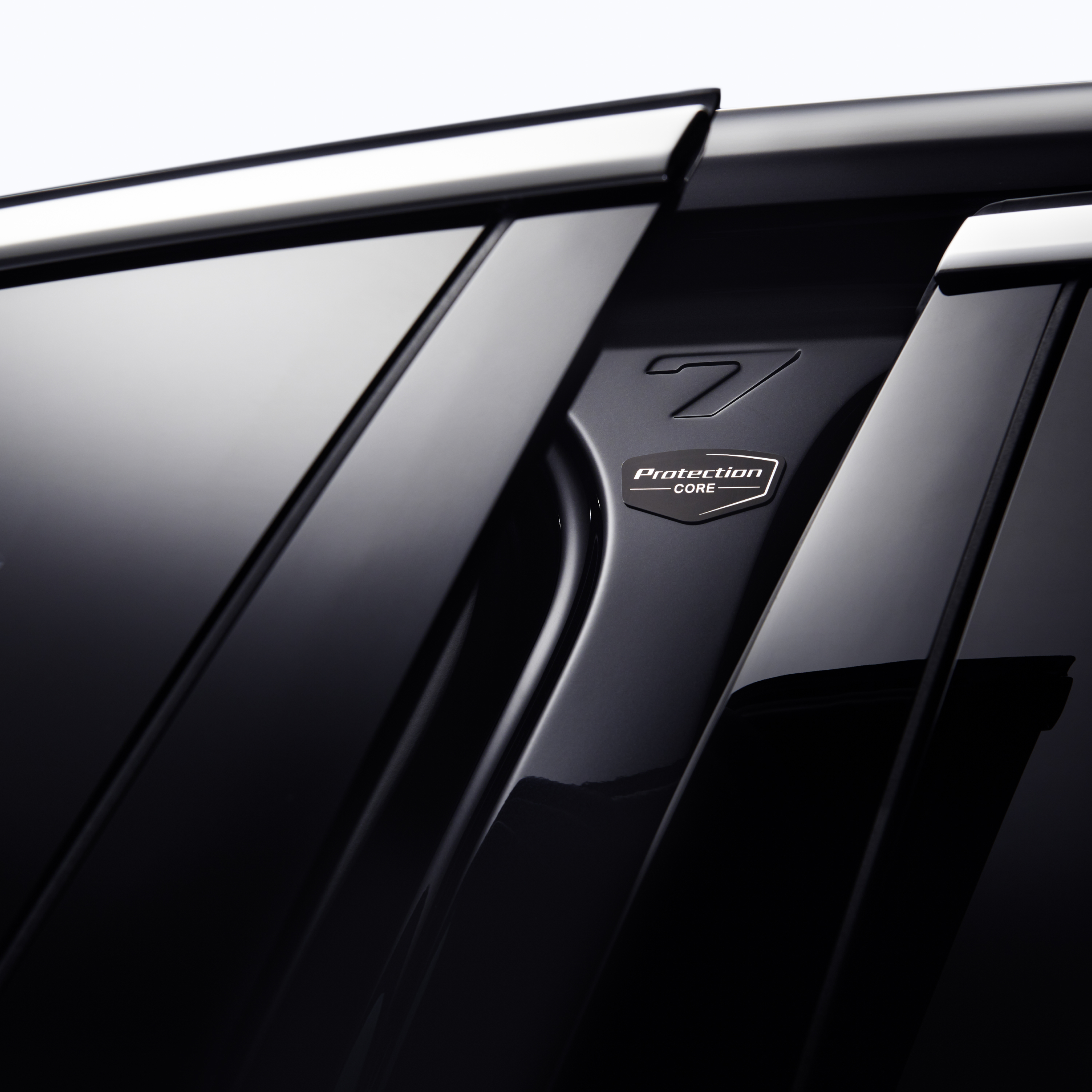 Detailabbildung der Tür einer gepanzerten Fahrgastzelle mit “Protection Core” Logo