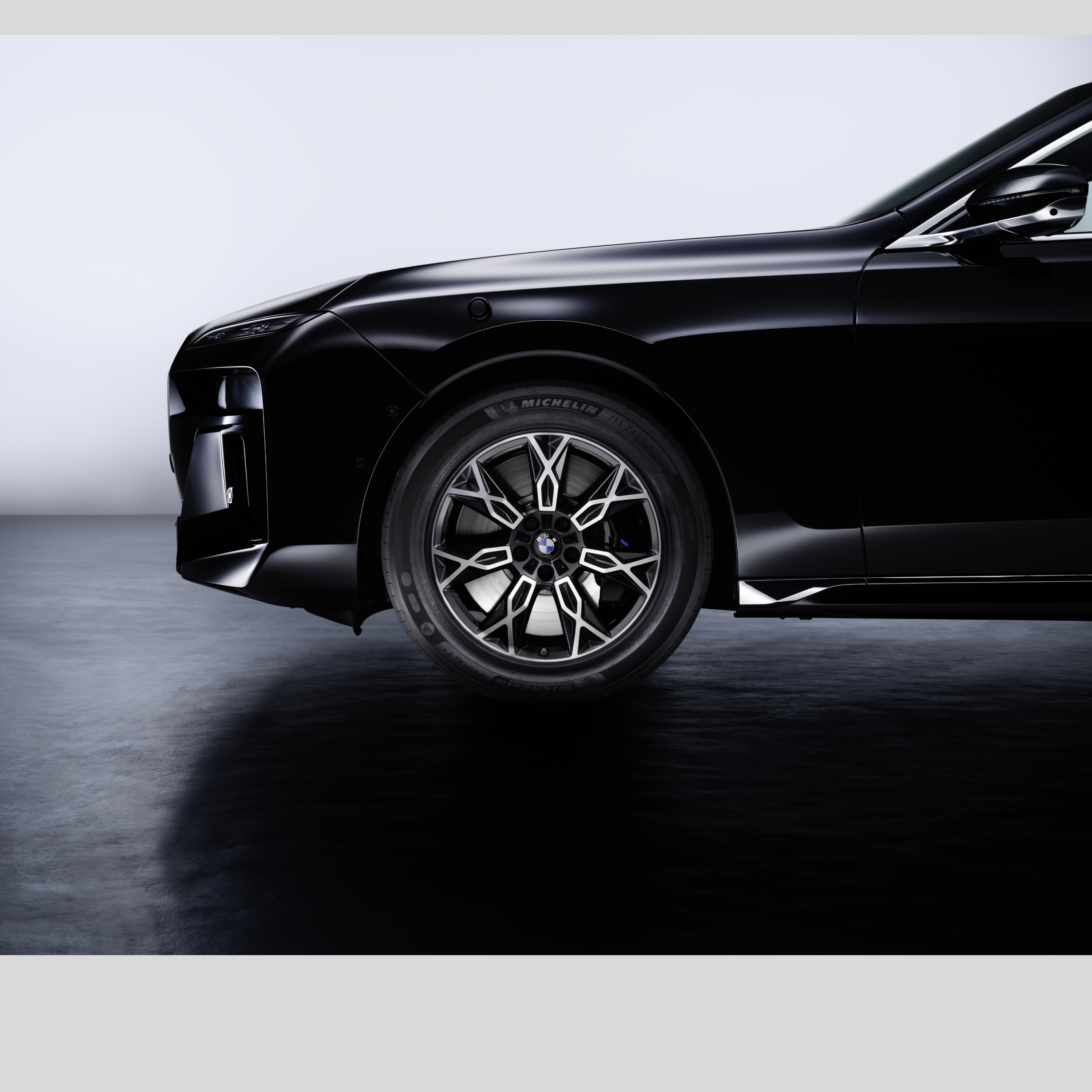 Ein BMW Vorderrad mit Reifen im Detail