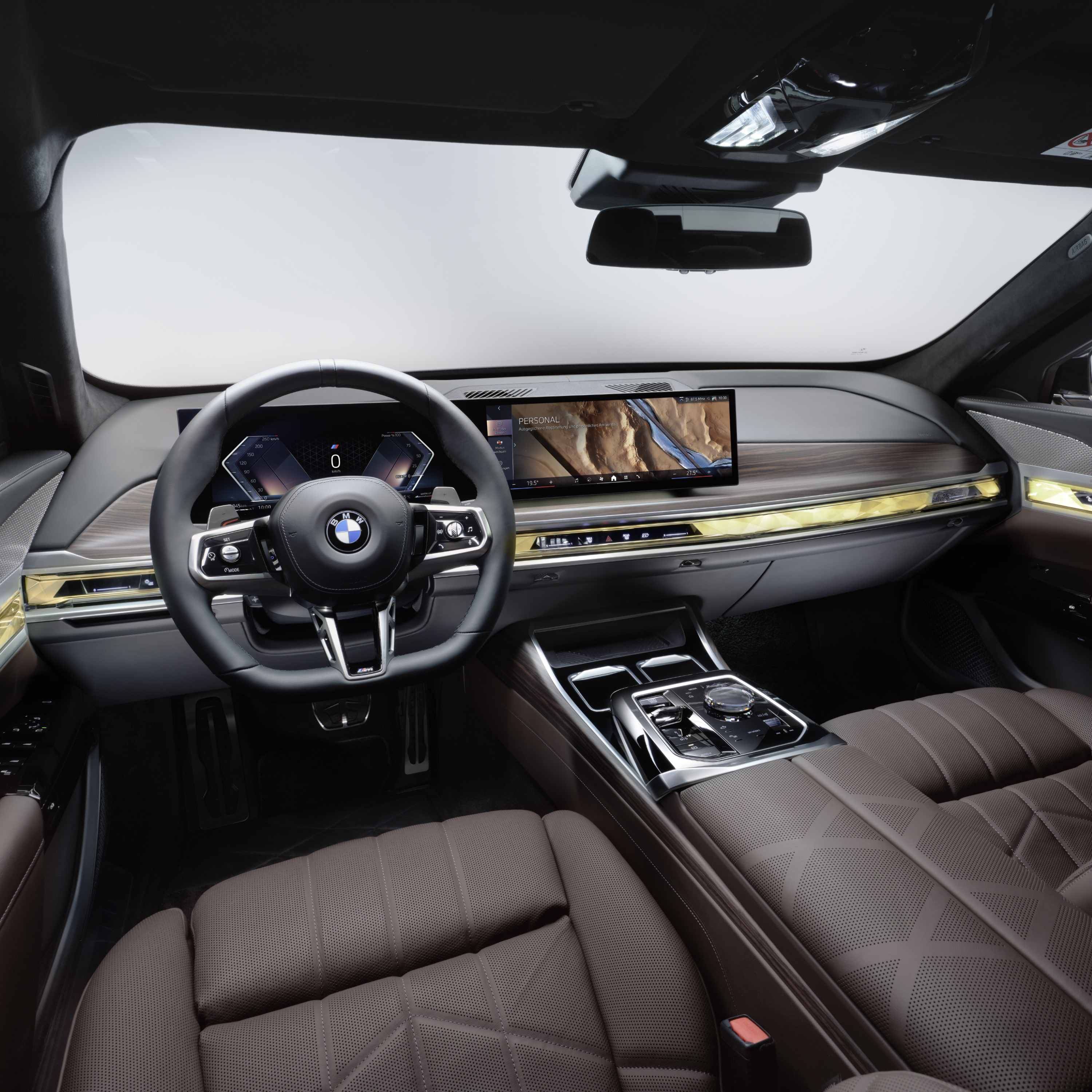 BMW Cockpit mit Lenkrad und Display