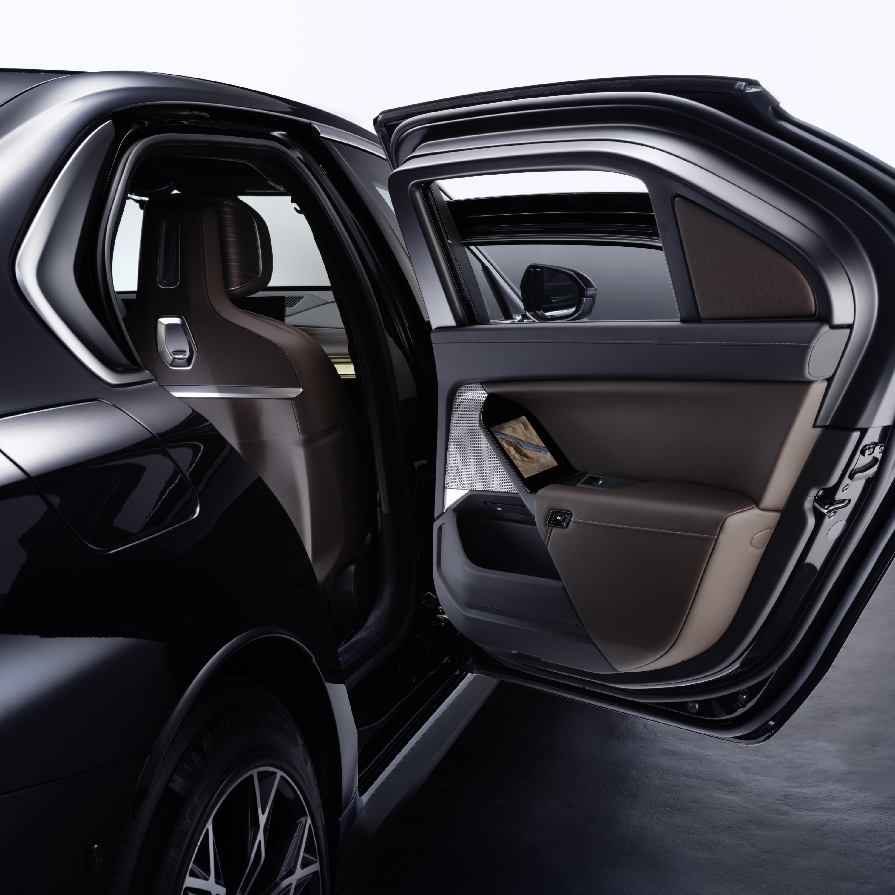 Ein BMW mit geöffneter Tür im Detail